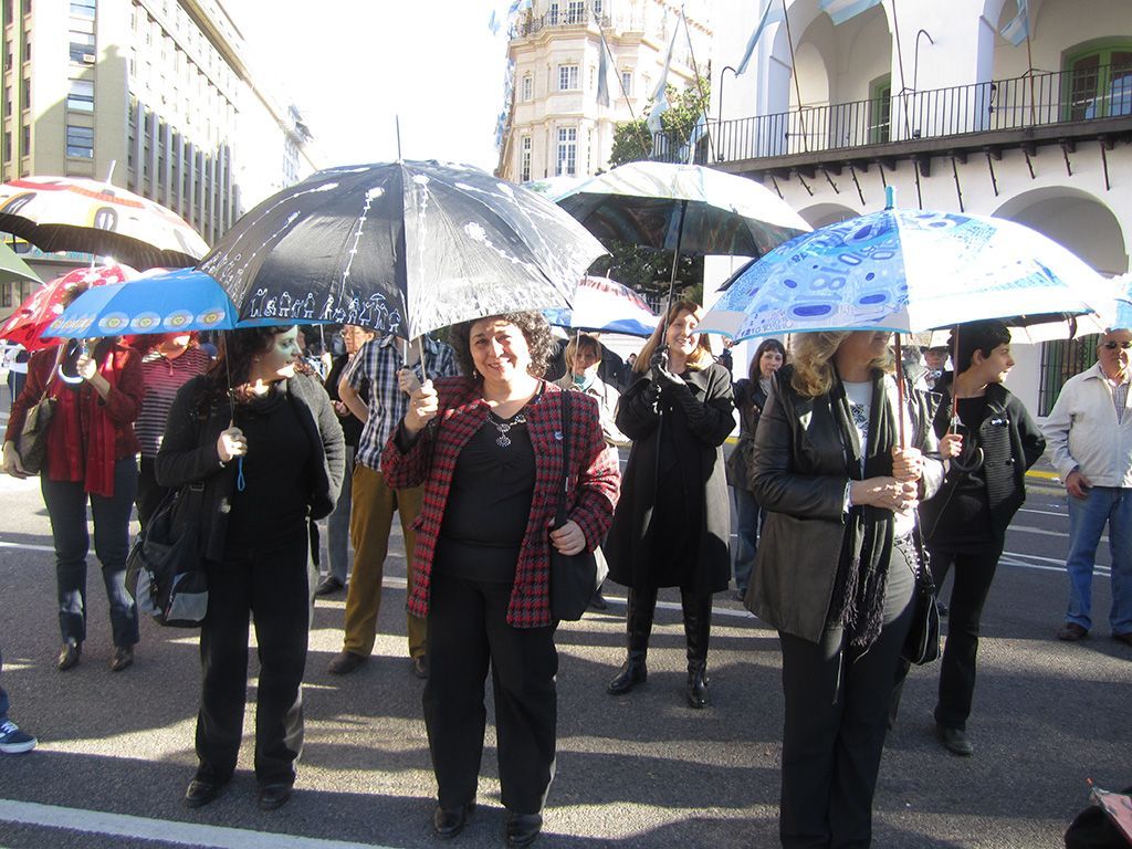 LUCIA TORRES «Paraguas del Cabildo en el Bicentenario» Año 2011