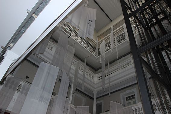 LUCIA TORRES - Instalación «Migrante» en María Elena Kavetz Gallery, Córdoba