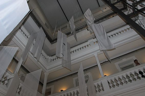 LUCIA TORRES - Instalación «Migrante» en María Elena Kavetz Gallery, Córdoba