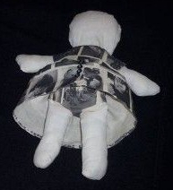 LUCÍA TORRES «NI CON EL PÉTALO DE UNA ROSA» Técnica mixta 30x22,5cm - Año 2009