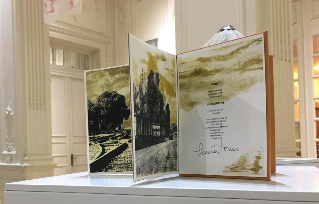 «LUCIA TORRES» con «VIDA», en «ENTRE PAPELES» Constelaciongráfica, ICANA White Hall, CABA