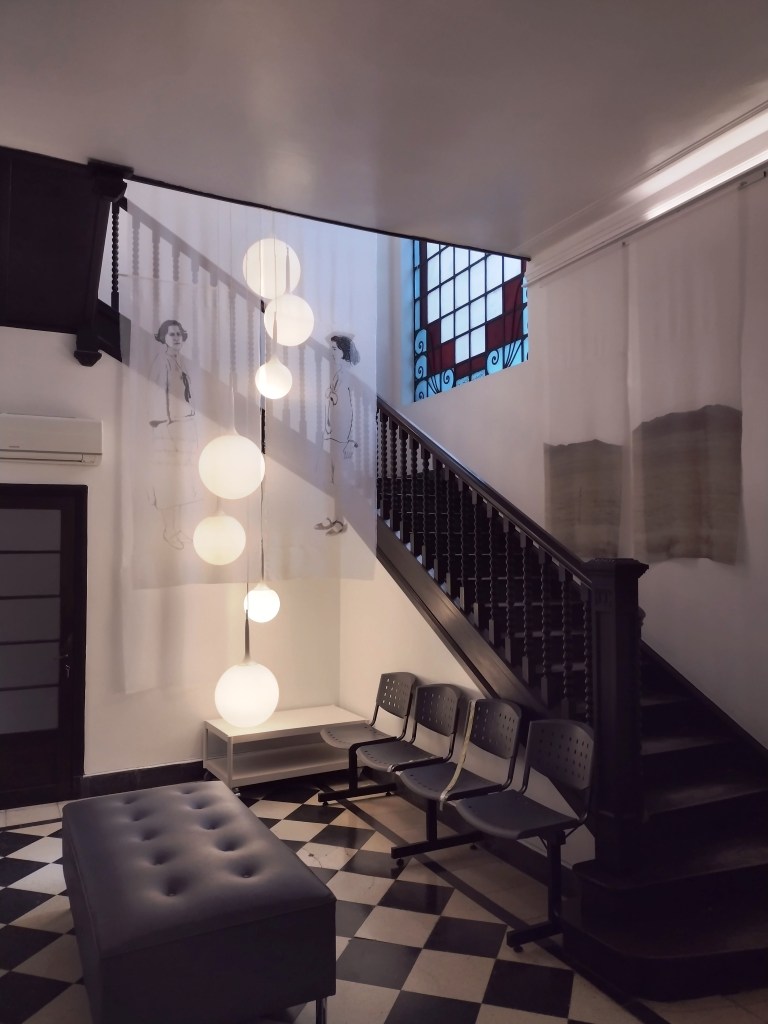 LUCIA TORRES - Instalación «MIGRANTE» en María Elena Kravetz Gallery, Córdoba